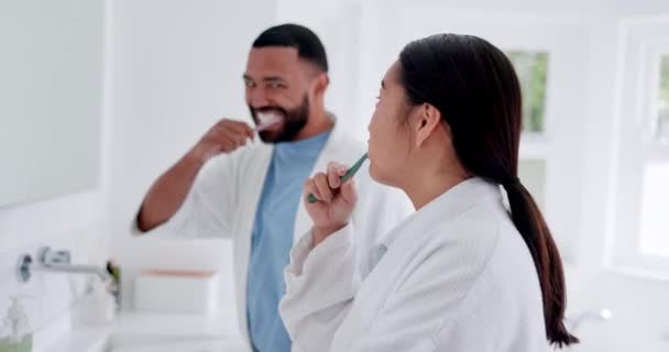 Banheiro Higiene Dentária Casal Escovar Dentes Rotina Matinal Sorrir Casa — Vídeo de Stock