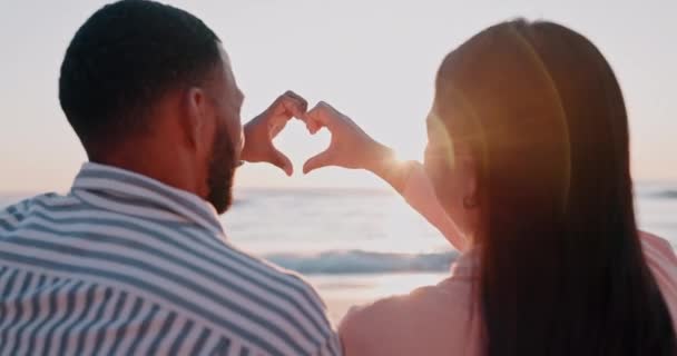 Paar Herz Und Hände Strand Sonne Himmel Oder Liebe Romantischen — Stockvideo