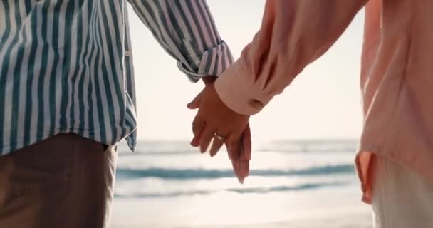 Unterstützung Händchenhalten Und Nahaufnahme Mit Paar Strand Für Reisen Sommerurlaub — Stockvideo