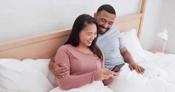 电话和夫妻大笑 放松和阅读有趣的移动应用 迷因笑话或关系幽默故事 智能手机 家庭床和日本女人 男人或多样性的人都在播放喜剧视频 — 图库视频影像