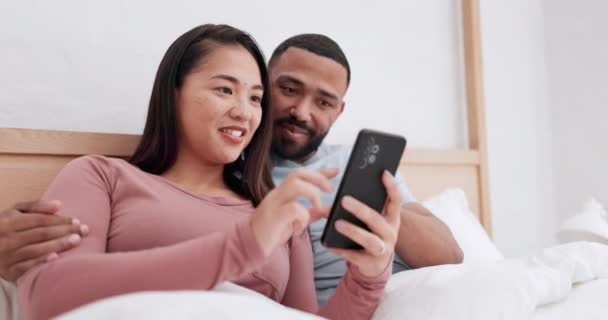 Schlafzimmer Handy Und Glückliches Paar Lachen Entspannen Und Lesen Lustige — Stockvideo