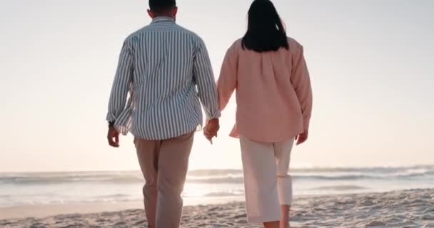 Amor Mãos Dadas Pôr Sol Com Casal Praia Para Viagens — Vídeo de Stock
