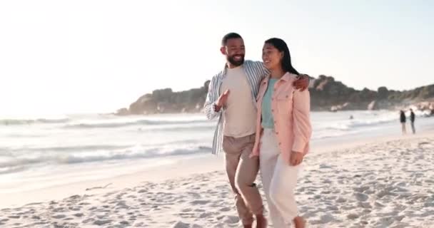 散步和年轻夫妇度假 度假或旅行是为了浪漫 爱情和感情 跨种族的男人和女人在海边聊天 共度热带周末之旅 — 图库视频影像