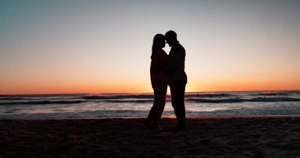 Sonnenuntergang Strand Und Paar Mit Silhouette Umarmung Und Liebe Mit — Stockvideo
