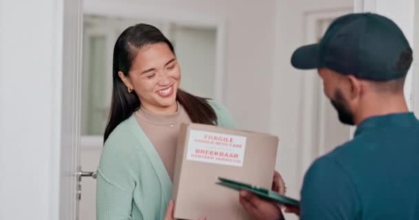 Tablet Γυναίκα Χαμόγελο Και Delivery Man Στην Πόρτα Πακέτο Και — Αρχείο Βίντεο