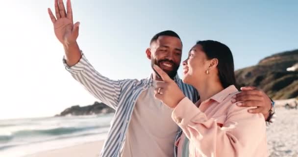 夏休み ロマンスのためのビーチでカップルとハグ リラックス サポート 男女共に海辺を歩く コミットメント 幸せとケア — ストック動画