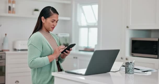 Mujer Trabajo Remoto Mecanografía Con Smartphone Laptop Tecnología Para Conexión — Vídeo de stock