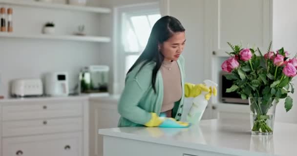 Pulverizar Limpeza Mulher Balcão Cozinha Para Limpeza Desinfecção Segurança Poeira — Vídeo de Stock