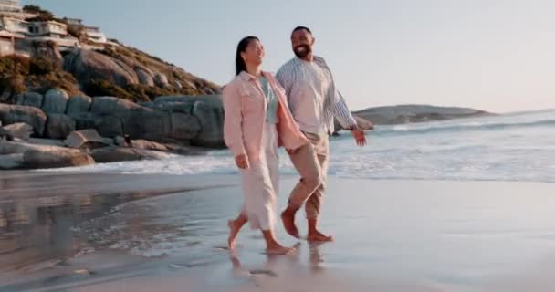 日没のためのビーチでカップルと手と休暇を保持する愛 リラックス サポート 男女共に海辺を歩く コミットメント 幸せとケア — ストック動画