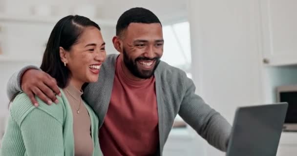 Szczęśliwy Para Rozmowy Wideo Laptopie Domu Dla Komunikacji Głosowej Połączenia — Wideo stockowe