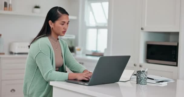Mulher Asiática Feliz Laptop Digitação Trabalho Remoto Finanças Planejamento Orçamento — Vídeo de Stock