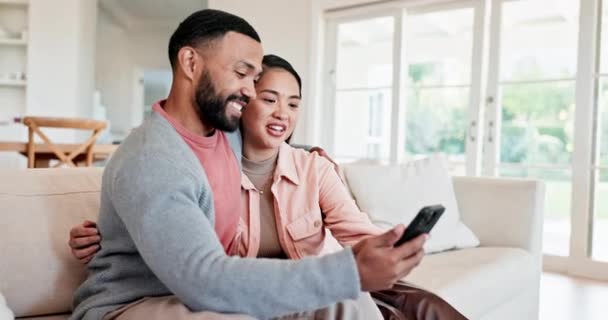 Couple Câlin Parler Sur Canapé Avec Smartphone Pour Les Médias — Video