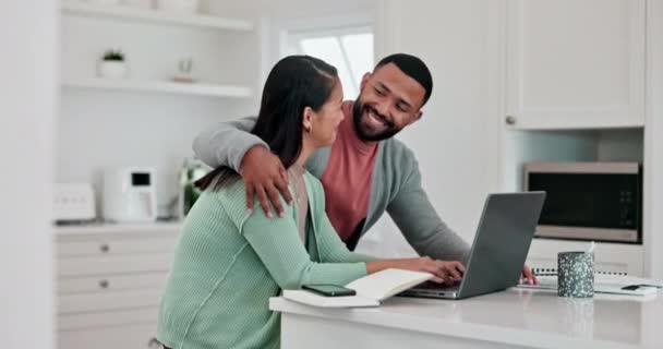Laptop Budget Planning Voor Gelukkig Koppel Keuken Met Hypotheek Betaaldocumenten — Stockvideo