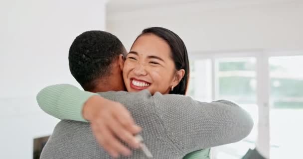 Szczęśliwa Para Nieruchomości Przytulenie Kluczami Domu Nieruchomości Lub Wspólnego Mieszkania — Wideo stockowe