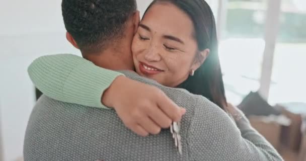 Happy Couple Real Estate Hug Keys New Home Property Moving — Stock Video