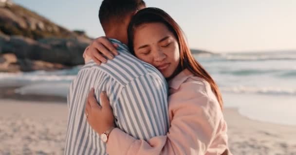 日落和情侣们在海滩上拥抱度假 度假或探险 以获得浪漫和友谊 跨种族的男人和女人周末一起在海边拥抱 — 图库视频影像