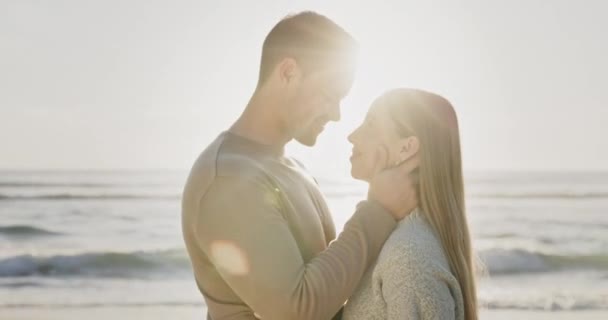 在海滩上结为夫妻 在海上旅行或放暑假时 要带着信任 浪漫和支持 男人与女人一起在海上与镜头闪光 亲密和户外周末旅行 — 图库视频影像