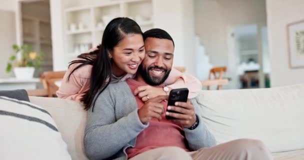 拥抱和笑在沙发上与智能手机社交媒体帖子 订阅和阅读有趣的移动聊天 快乐的男人 女人和滚动在手机上的迷因 数字应用或放松在客厅 — 图库视频影像