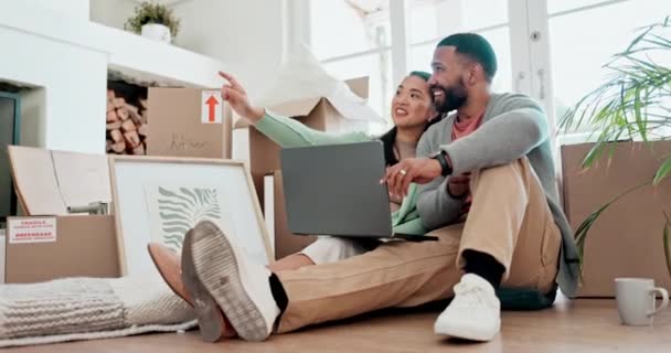 Щаслива Пара Коробки Ноутбук Нерухомості Новий Будинок Або Нерухомість Інвестиції — стокове відео