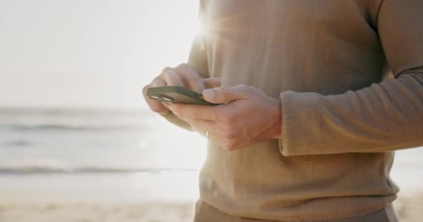 Telefon Hände Und Mann Strand Für Reisen Standort Und Internet — Stockvideo