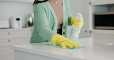 Mobilya, temizlik, temizlik, temizlik, toz, bakteri ya da kir dezenfeksiyonu için mutfakta sprey sıkın. Yakın çekim, tezgah ve evde bez, deterjan ya da kimyasal şişeyle yüzey temizleme.