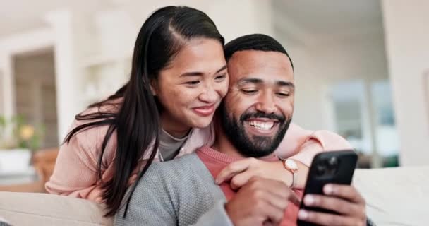 Paar Knuffel Glimlach Woonkamer Met Smartphone Voor Sociaal Netwerk Abonnement — Stockvideo