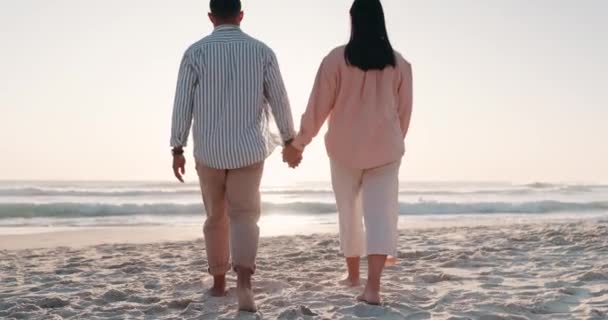 手を握り 夏休み ロマンスのためのビーチでカップルと歩く コミットメント ケアのための海辺日に男性と女性とのリラックス サポートと休日 — ストック動画