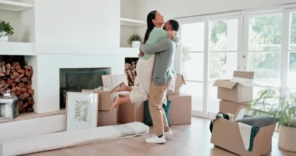Couple Câlins Célébrer Nouvelle Maison Avec Sourire Amour Excité Emménager — Video
