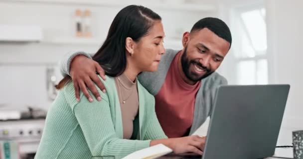 Laptop Budget Plan Spaargeld Gelukkig Koppel Keuken Voor Hypotheek Betaaldocumenten — Stockvideo