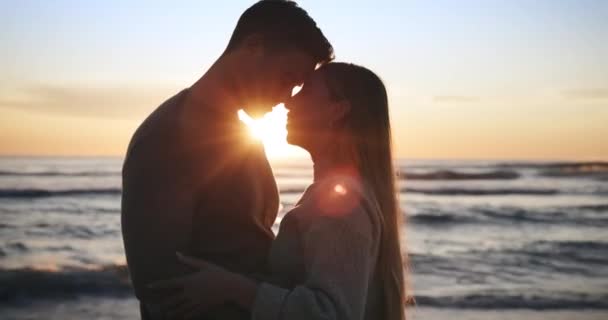 夫妇和旅行 日落在海滩和爱与结合 浪漫的约会在户外拥抱或跳舞 女人和健康的关系与冒险 额头接触 大海和信任 — 图库视频影像