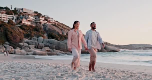 在海滩上散步 牵着手 与恋人共度夕阳西下 享受旅行 暑假和浪漫 在海滨与男人和女人一起享受承诺 爱和关怀的放松 支持和假期 — 图库视频影像