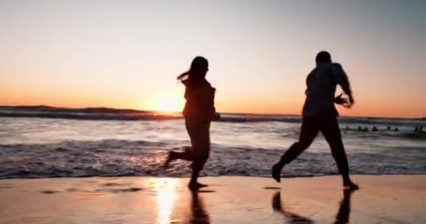 Pärchen Das Bei Sonnenuntergang Strand Läuft Und Sich Umarmt Silhouette — Stockvideo