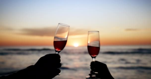 Toast Szampan Sylwetka Dłoni Zachód Słońca Para Romantyczna Plaża Data — Wideo stockowe