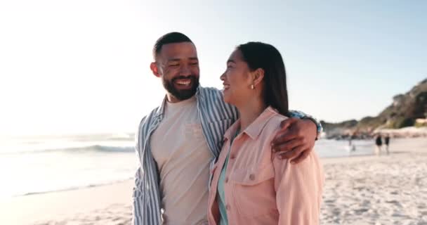 散步和年轻夫妇度假 度假或冒险 以获得爱情 爱情和感情 跨种族的男人和女人在海边聊天 共度热带周末之旅 — 图库视频影像