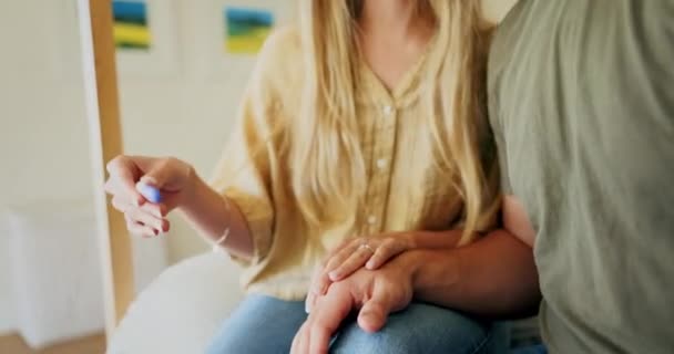 Κρατώντας Χέρια Ζευγάρι Στην Κρεβατοκάμαρα Και Θετικό Τεστ Εγκυμοσύνης Χαρά — Αρχείο Βίντεο