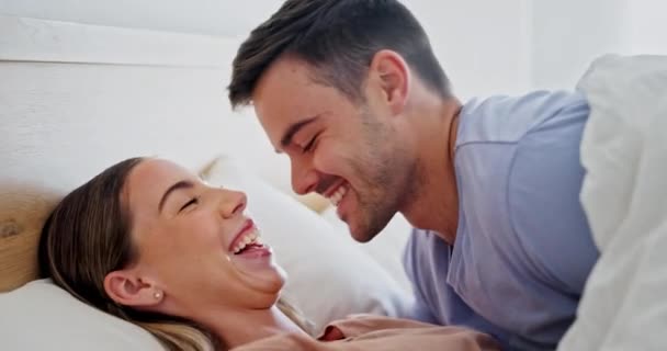 Rir Relaxar Casal Conversa Cama Para Ligação Discussão Comunicação Beijo — Vídeo de Stock