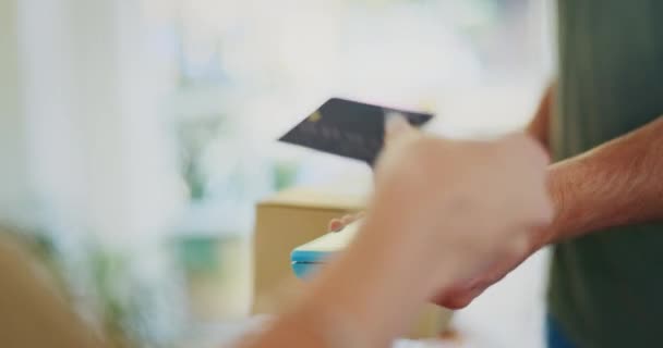 Kredi Kartı Kapı Teslimatçı Adamın Posta Kutusu Paket Sipariş Için — Stok video