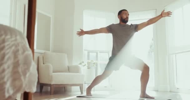 Fitness Yoga Und Stretching Mit Dem Mann Wohnzimmer Für Spiritualität — Stockvideo
