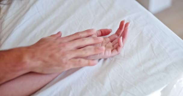 Yatak Odasındaki Çifte Sevgi Ele Tutuşmak Güven Rahatlamak Yakınlaşmak Evlenmek — Stok video