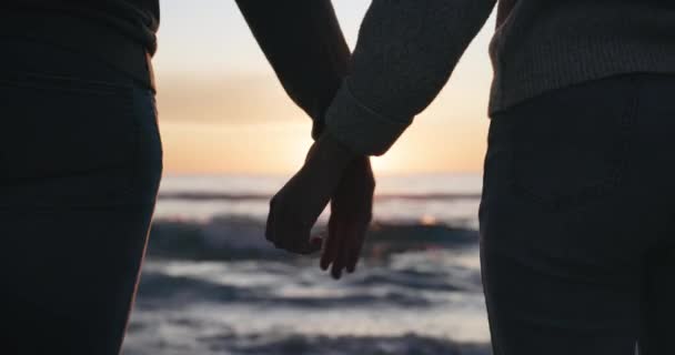 情侣和手牵手 日落在沙滩上与爱和结合 承诺和浪漫的约会户外 与冒险 支持和信任 自然自由有着健康关系的人 — 图库视频影像