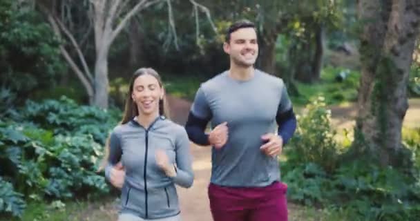 运动和跑步 健身和训练与锻炼 挑战和新鲜空气相结合 健康的人 男人或女人在树林里 跑步或在森林里 带着动力 微笑或有氧运动 — 图库视频影像
