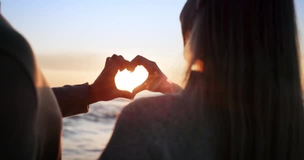 Силуэт Руки Пары Сердца Закат Пляже Любовь Общению Романтическое Свидание — стоковое видео