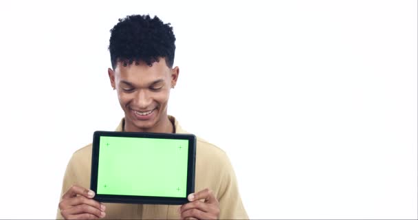 Cara Hombre Tableta Pantalla Verde Estudio Con Espacio Maqueta Información — Vídeos de Stock