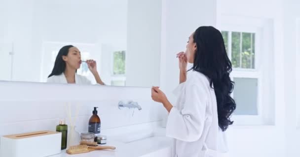 家庭用バスルーム ミラー 女性が朝のルーチン 歯のクリーニング セルフケアのために歯を磨きます 口腔衛生 歯ブラシ 歯科または口のプラーク治療のために成長している人 — ストック動画