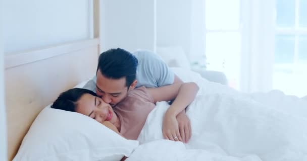 Bed Relax Koppel Met Liefde Kus Romantiek Met Huwelijk Ochtend — Stockvideo