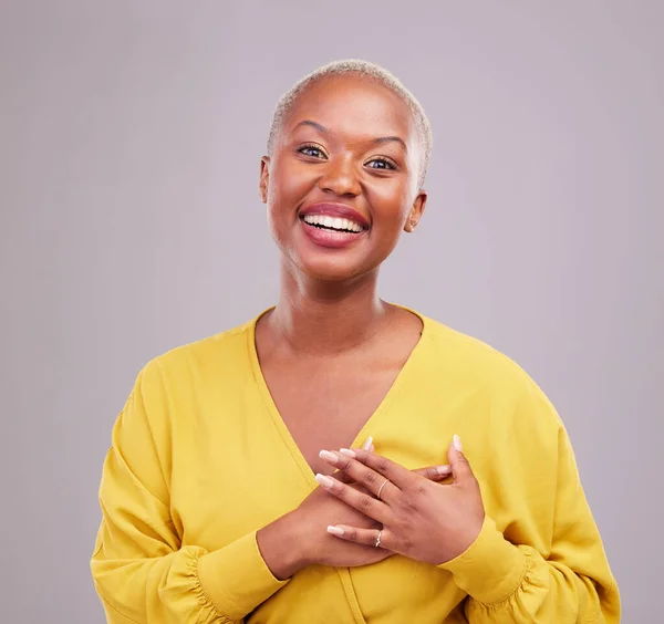 Wdzięczny Uśmiechnięty Portret Czarnej Kobiety Studiu Słodkim Szczęśliwym Pozytywnym Nastawieniu — Zdjęcie stockowe