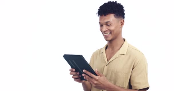 Muž Tablet Smích Čtením Studio Tvář Kontaktem Web Blog Nebo — Stock video
