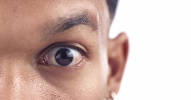 Stüdyodaki Adamın Endişesi Stresi Gözleri Beyaz Arka Planda Yeni Haberler — Stok video