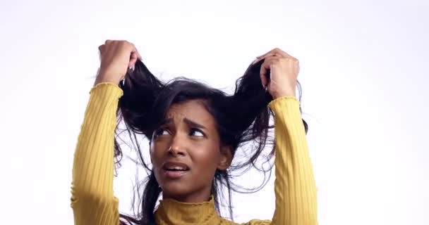 Visage Cheveux Brouillés Femme Stressée Frustrée Traitement Échouent Isolés Sur — Video