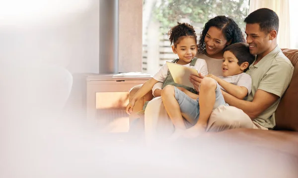 Famiglia Bambini Tablet Sul Divano Learning Streaming Video Istruzione Scolastica — Foto Stock